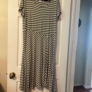 Chico’s Travelers Green & Cream Fishtail Striped Dress
Size: 2 (XL/14)